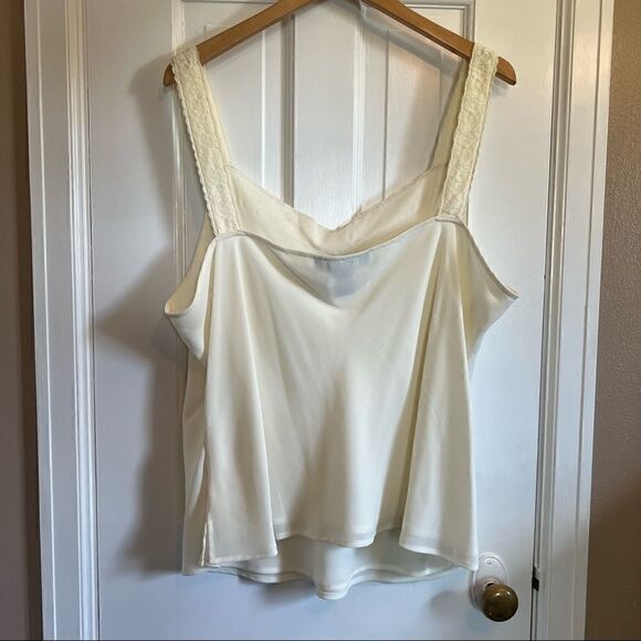 White lace tank top  - Picture 2 of 11